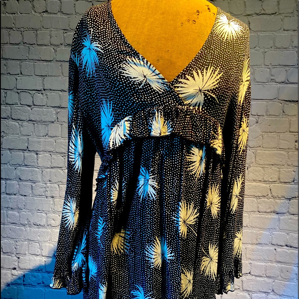 Like New- Billabong Flowy Black & White Lightweight Top Tunic Size Large